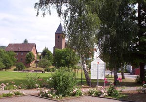 Pfarrgarten und Kirche
